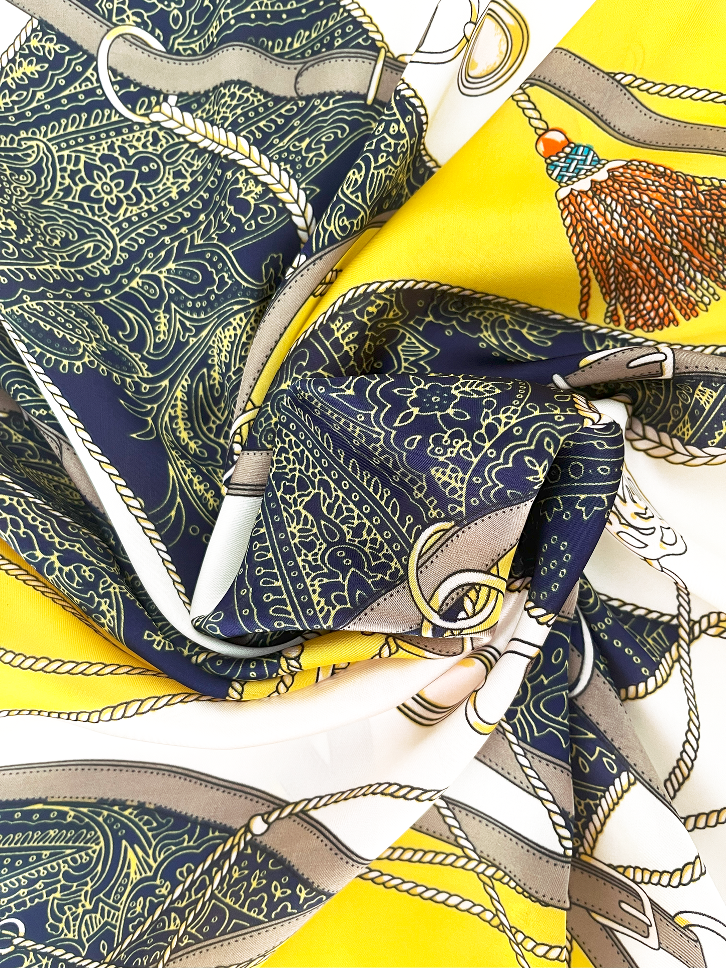 Pañuelo de Satén Hebillas y Borlas