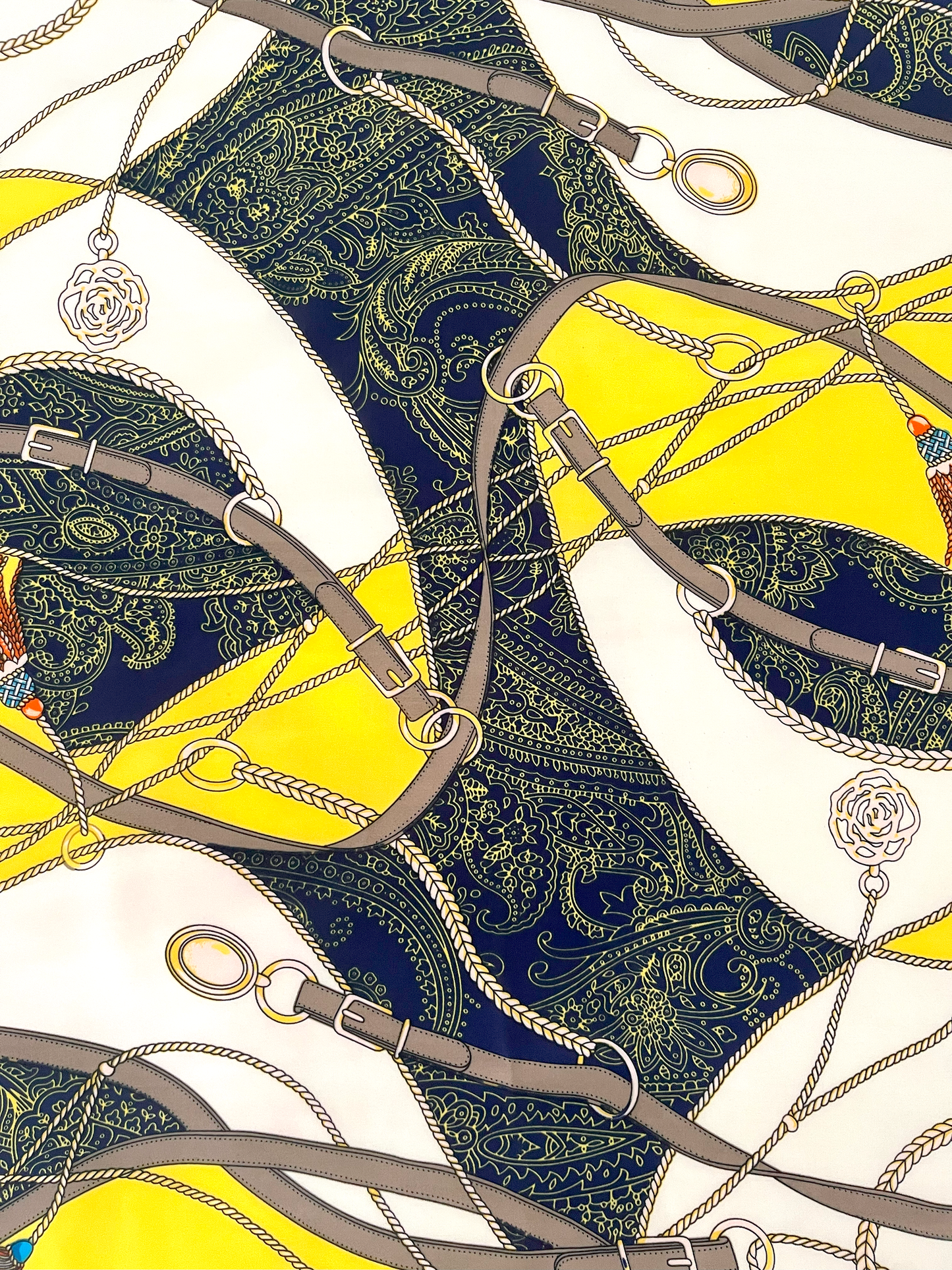 Pañuelo de Satén Hebillas y Borlas