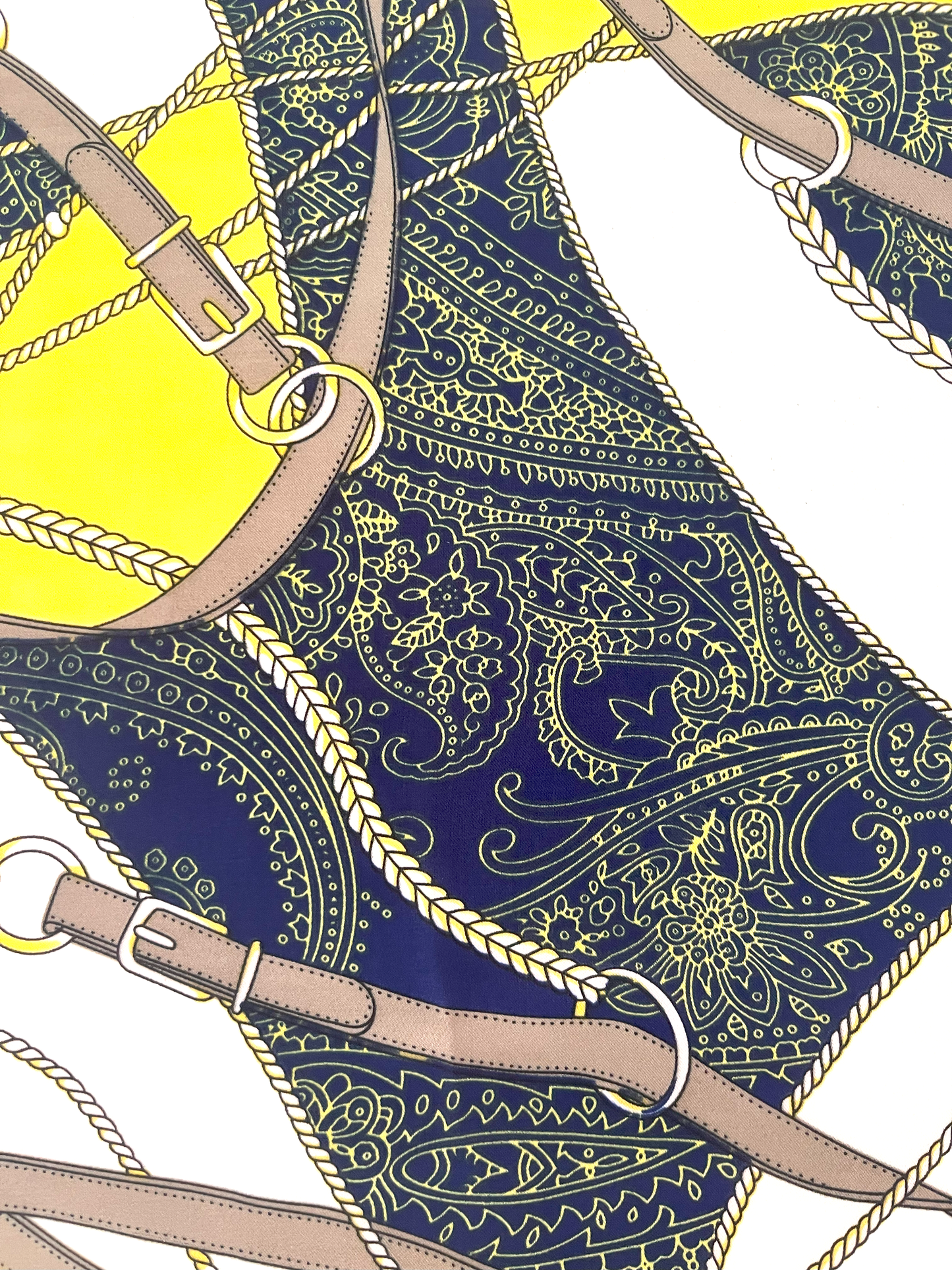 Pañuelo de Satén Hebillas y Borlas