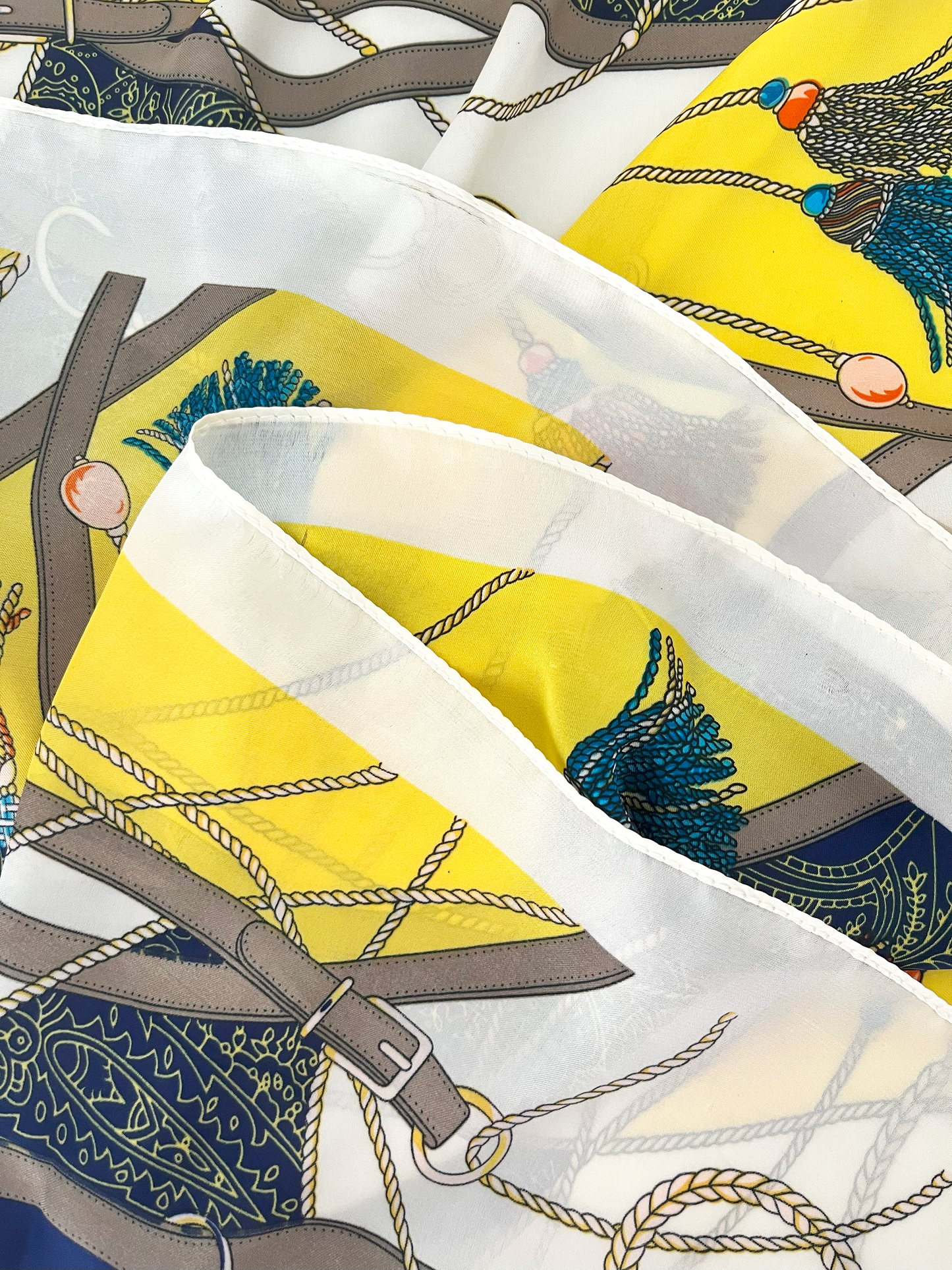 Pañuelo de Satén Hebillas y Borlas