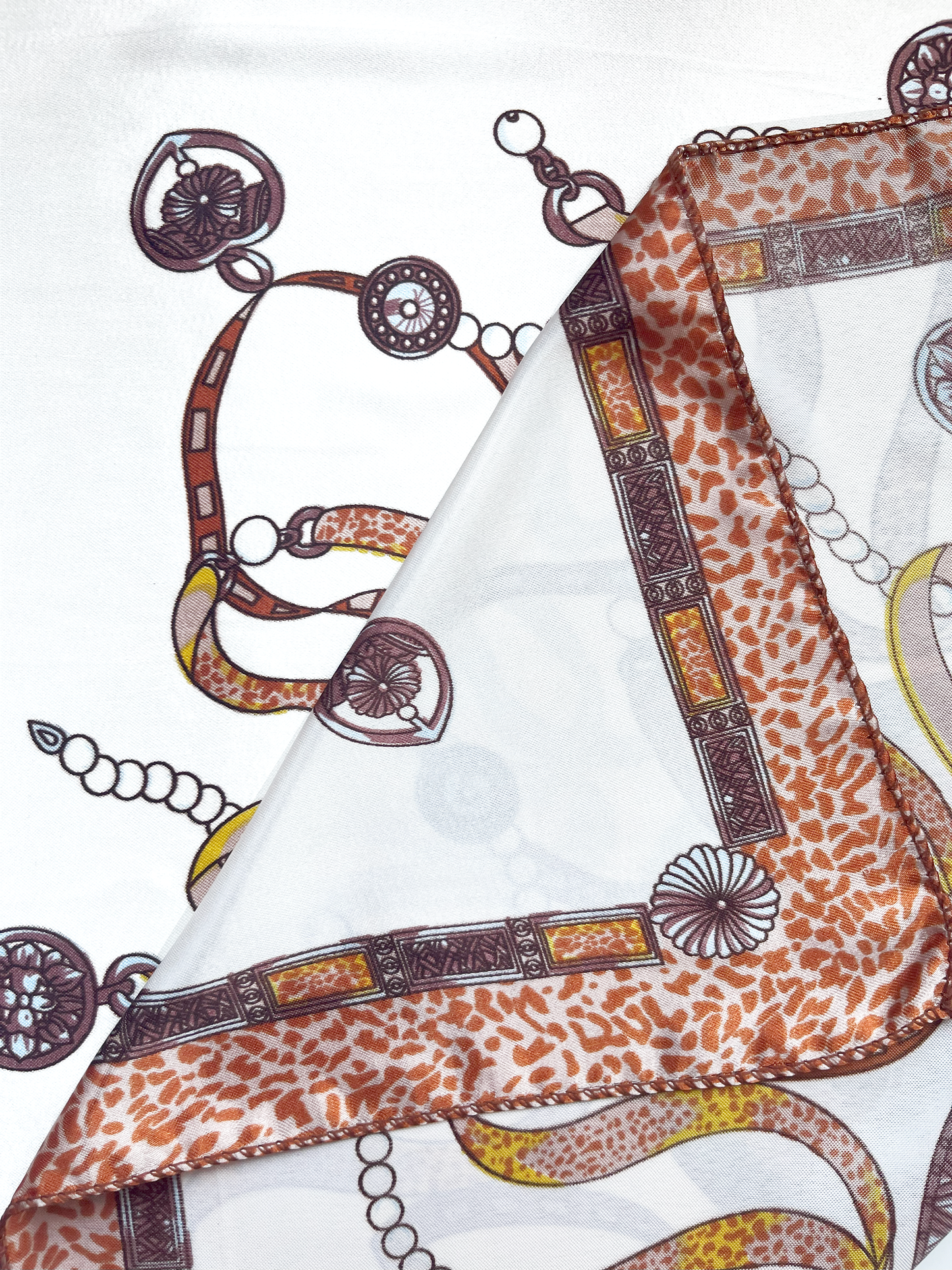 Pañuelo de Satén con Perlas y Detalles de Leopardo