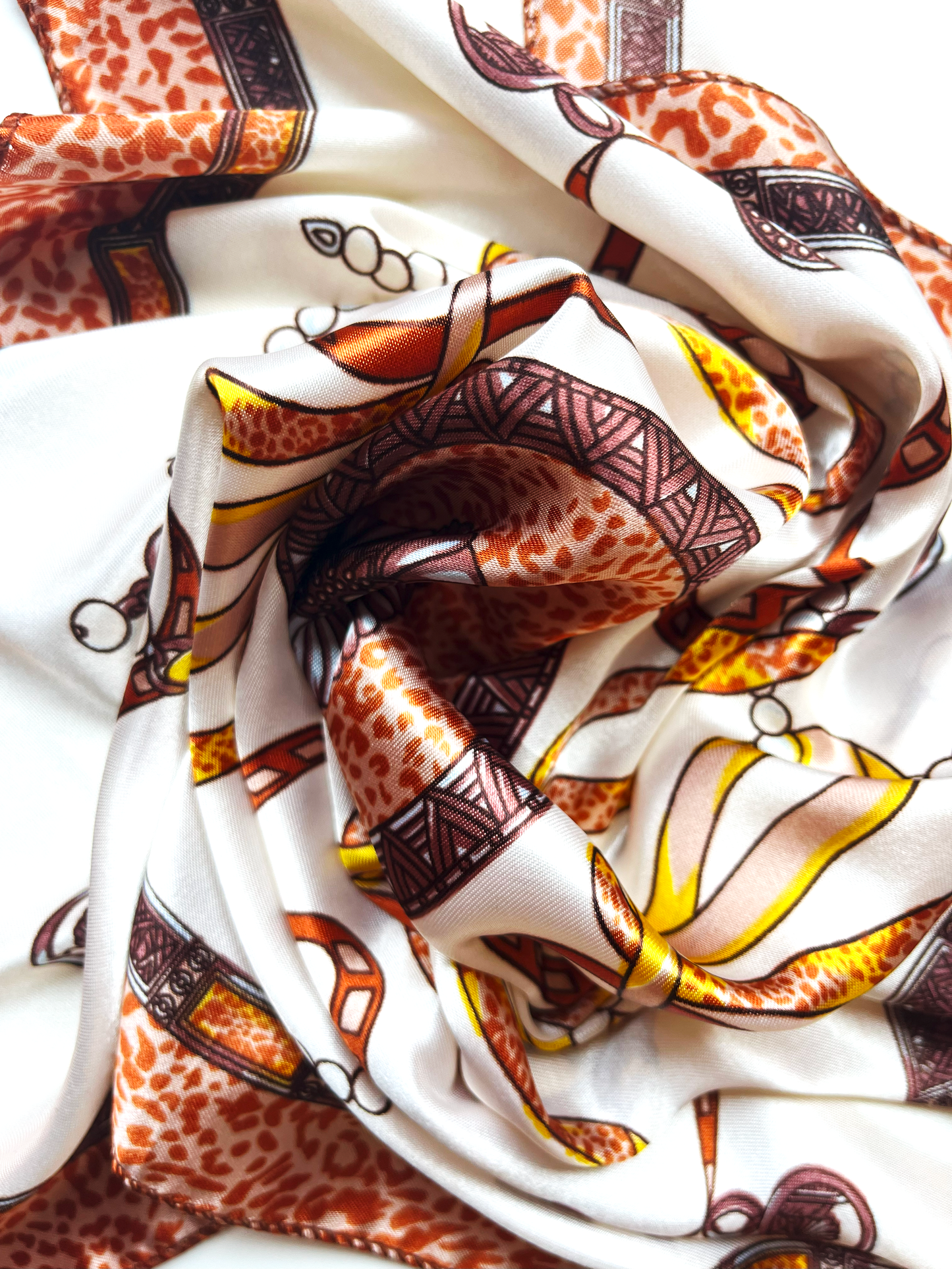 Pañuelo de Satén con Perlas y Detalles de Leopardo