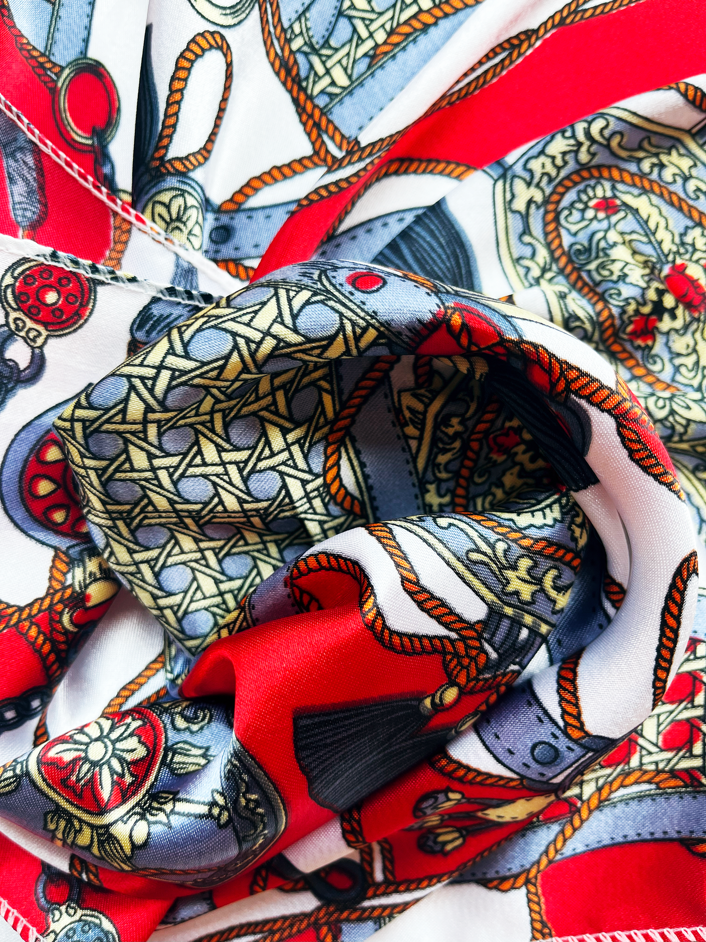 Pañuelo de Satén Borlas Rojo