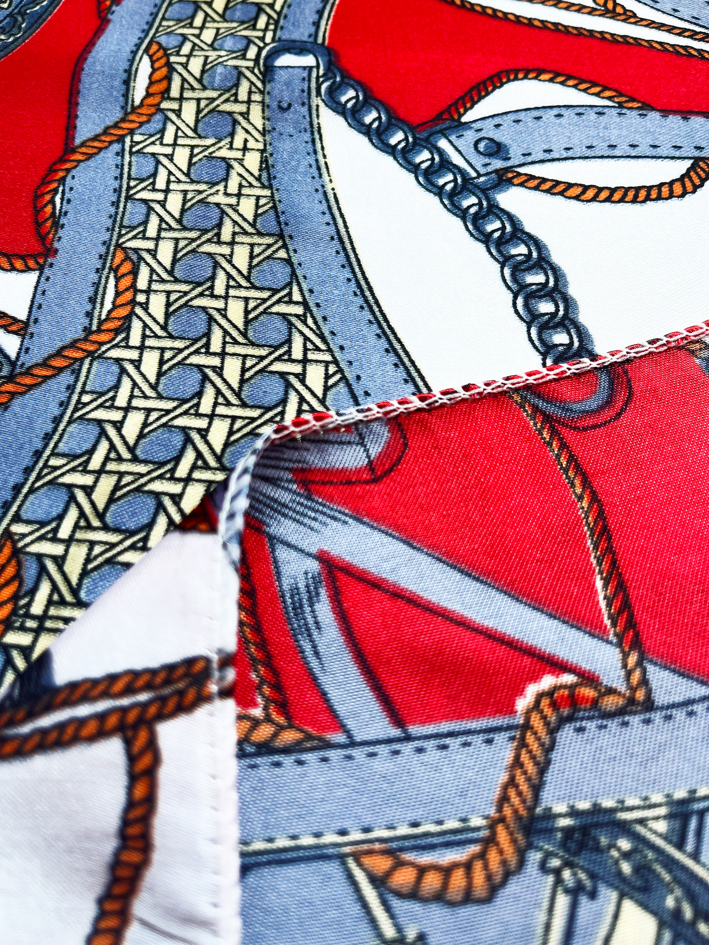 Pañuelo de Satén Borlas Rojo